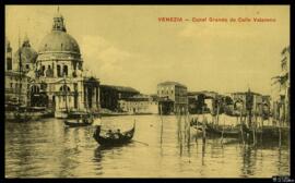 Tarjeta postal circulada de escena costumbrista de gondoleros en el Gran Canal de Venecia desde l...