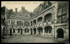 Tarjeta postal del patio interior del Hôtel d'Alluye en Blois editada por los Neurdein Frères en ...