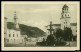 Tarjeta postal del carrillón y la fuente escultórica Hofbrunnen en la Residenzplatz de Salzburgo ...