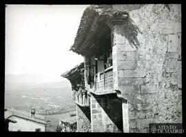 Casas rurales y paisaje en segundo plano