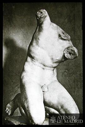 
Munich. Glyptothek. "Ilioneo" [Hijo de Niobe caido sobre sus rodillas]Torso mutilado d...