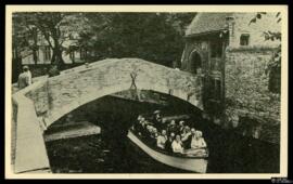 Tarjeta postal de retrato de grupo en una barca junto al Puente de San Bonifacio o St.-Bonifacius...