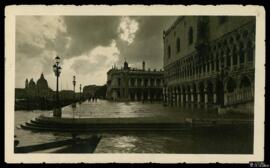 Tarjeta postal de vista exterior del Palacio Ducal de Venecia remitida por [Esler] a la Fröken Mä...