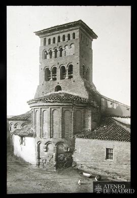 Exterior de la iglesia de San Tirso de Sahagún (León)