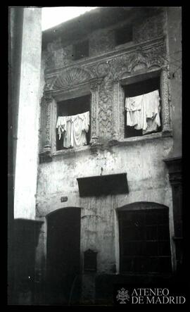 Fachada de una casa rural