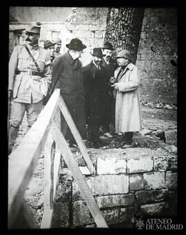 ¿Grupo de hombres observando las consecuencias de los bombardeos en Verdún?