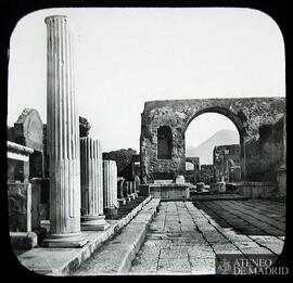 
Pompeya. Arco de Triunfo en la calle del Foro
