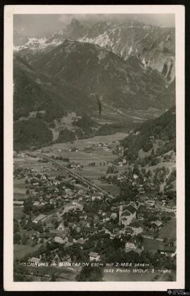 Tarjeta postal de vista general de Schruns, pueblo austriaco del valle de Montafon, y la montaña ...