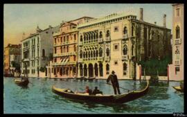 Tarjeta postal de escena costumbrista urbana de góndolas en el Canal Grande de Venecia junto al P...