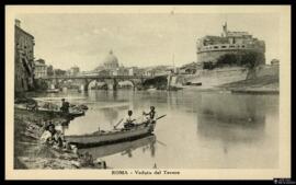 Tarjeta postal de escena costumbrista urbana junto al río Tiber con vista hacia el Castillo de Sa...