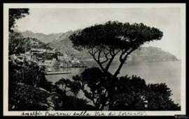 Tarjeta postal de vista panorámica de Amalfi desde la Via di Sorrento editada por Alterocca en Te...