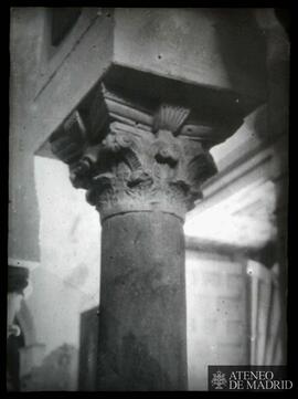 Capitel de la nave de la iglesia de San Cebrián de Mazote en Valladolid.