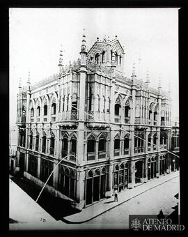 Vista general de un edificio neogótico