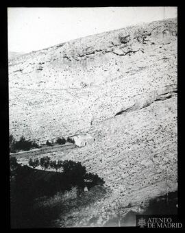 Monte con casa en ruinas