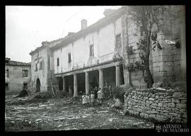 Casa rural y grupo de niños delante de ella