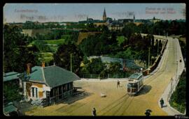 Tarjeta postal policromada de vista panorámica de la entrada a la ciudad de Luxemburgo editada po...