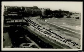 Tarjeta postal de vista de conjunto de la Grand Plage de Biarritz con bañistas editada por las Éd...