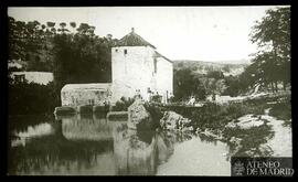 Paisaje con casa rural y río