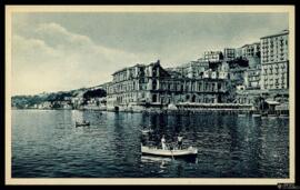 Tarjeta postal de escena costumbrista de barcas de recreo a remo navegando junto al Palazzo Donn'...