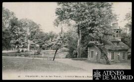 Tarjeta postal de vista exterior de la Lechería y la Casa de la Reina en el Jardín del Pequeño Tr...