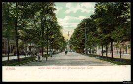 Tarjeta postal a color de la avenida Unter den Linden desde la Puerta de Brandenburgo en Berlín