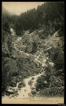 Tarjeta postal de vista del paisaje de la Cascada y el Valle de Lutour y el pequeño pueblo de Rai...