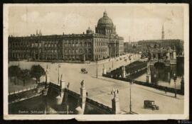 Tarjeta postal circulada de vista exterior del Schloss y el Schlossbrücke de Berlín dirigida a Ja...