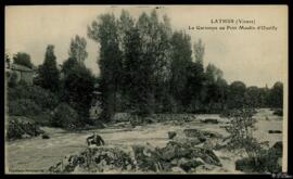 Tarjeta postal de vista del paisaje y retrato en el Petit Moulin d'Ouzilly en el río Gartempe en ...