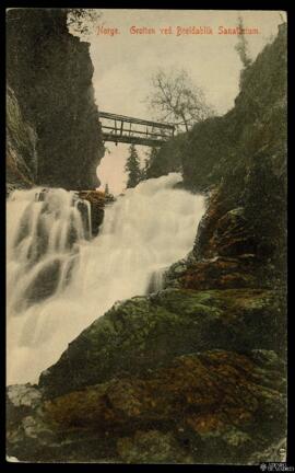 Tarjeta postal del paisaje de la gruta y cascada cercanas al Breidablikk Sanatorium de Sør-Aurdal...