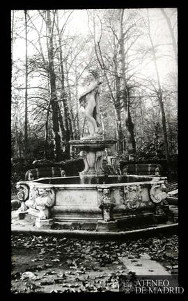 Fuente de Apolo en el Jardín de la Isla en Aranjuez