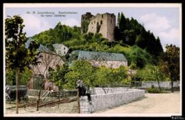 Tarjeta postal policromada de un hombre sentado en las inmediaciones del Castillo de Stepfontaine...