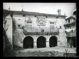 Fachada de una casa rural