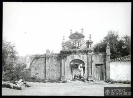 Puerta de entrada a un ¿edificio?