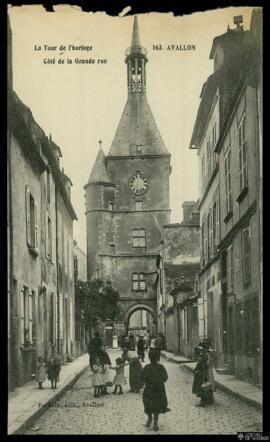 Tarjeta postal de escena costumbrista urbana en la Grand rue Artistide Briand junto a la Torre de...