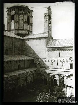 Exterior de la Iglesia y Claustro del Monasterio de Poblet (Tarragona).