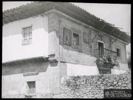 Fachada de una casa rural