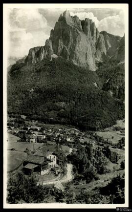 Tarjeta postal de vista panorámica de Siusi allo Sciliar, pequeña localidad en los Alpes Dolomita...