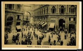 Tarjeta postal de escena costumbrista urbana en la Galleria Umberto I de Nápoles editada por Dien...