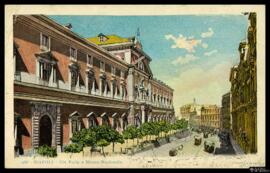 Tarjeta postal circulada a color de vista exterior del Museo Arqueológico Nacional de Nápoles y l...