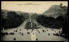 Tarjeta postal de vista panorámica de la Esplanade y el Castillo Fort Pyrenean en Lourdes editada...