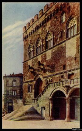 Tarjeta postal a color de vista exterior del Palacio de los Priores o Palazzo Comunale de Perugia...