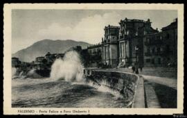 Tarjeta postal de olas rompiendo con fuerza contra el paseo marítimo del Foro Umberto I y la Port...