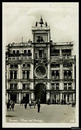 Tarjeta postal de escena costumbrista urbana junto a la Torre dell'Orologio en la Plaza San Marco...