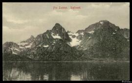 Tarjeta postal de vista panorámica de la isla de Fra Lofoten en el estrecho de Raftsund [editada ...