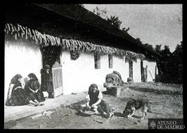 
Aldeanas junto a una casa rural
