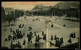 Tarjeta postal de escena costumbrista urbana de la Esplanade vista desde la Basílica del Rosario ...