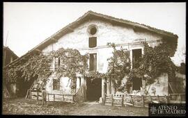 Fachada de una casa rural