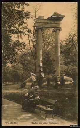 Tarjeta postal de tres niños junto a las columnas de la antigua Kurhaus de Wiesbaden editada por ...