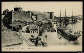 Tarjeta postal de vista panorámica del Castillo de Brest y embarcadero con navíos editada Lévy Fi...