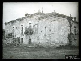 Fachada de una casa rural